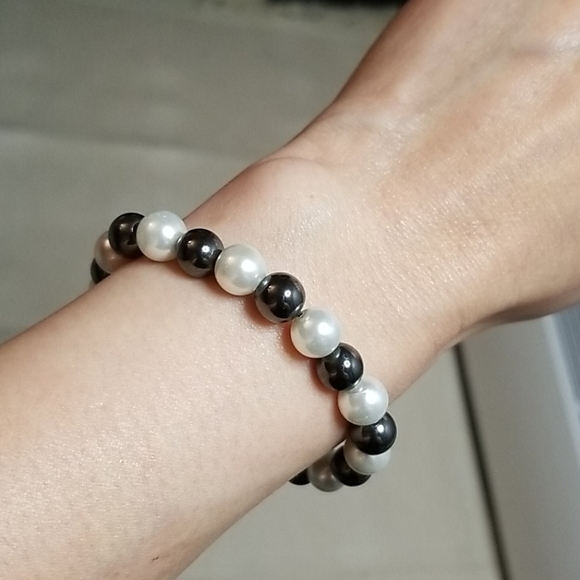 ⭐2/$15 Hematite and pearl bracelet - Picture 2 of 3